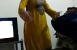 XXX Vigorosa cojiendo a paraguaya morena se encuentra en la cama desnuda delante de su webcam